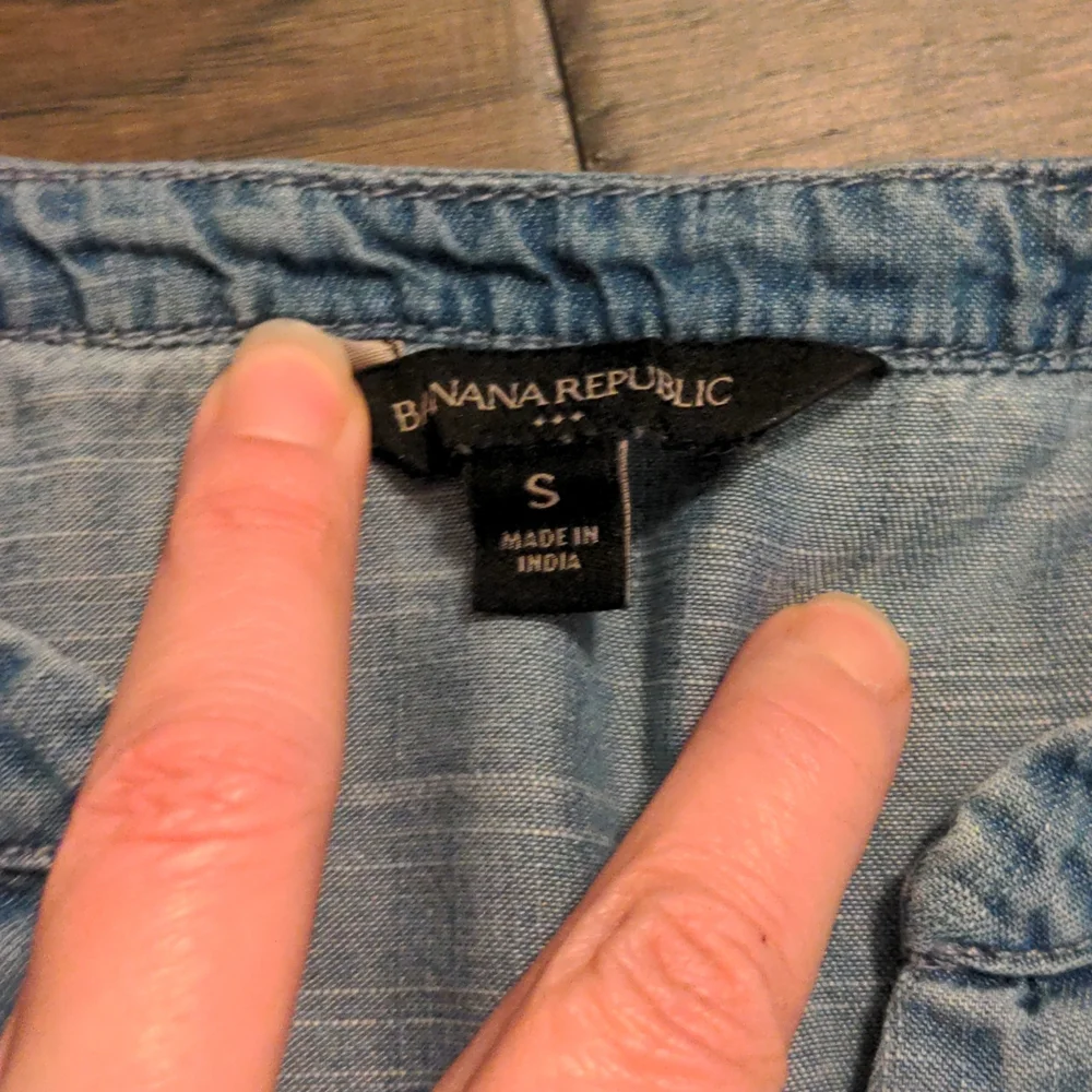 Banana Republic size small blue denim top - Picture 2 of 3